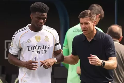 "كانت لديه خطة جيدة".. تشواميني يدافع عن ألونسو